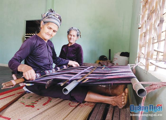 Bà Phạm Thị Pót (70 tuổi), một trong những nghệ nhân của làng dệt. 