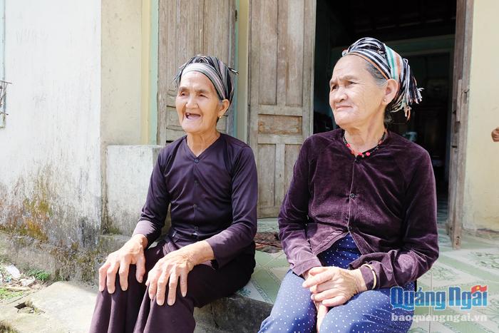 Hai chị em bà Phạm Thị Pót đầu đội những chiếc khăn do chính mình dệt nên. 