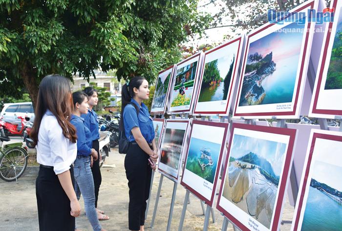 Học sinh, sinh viên xem triển lãm ảnh của những hội viên Hội Văn học - Nghệ thuật tỉnh.