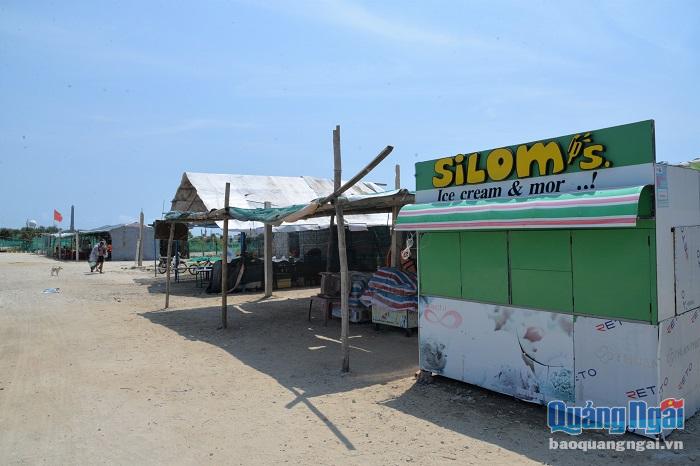 Các quán cóc bán nước giải khát, kem... cho du khách tại nhiều điểm du lịch trên đảo Lý Sơn cũng đành tạm đóng cửa chờ dịch Covid-19 đi qua