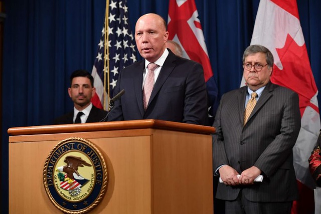 Bộ trưởng Nội vụ Australia Peter Dutton phát biểu tại một cuộc họp báo tại Bộ Tư pháp Mỹ ở Washington, Mỹ hôm 5/3. (Ảnh: AFP)