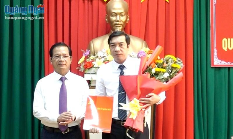 Ủy viên Trung ương Đảng, Bí thư Tỉnh ủy Lê Viết Chữ trao Quyết định và tặng hoa chúc mừng đồng chí Đinh Xuân Sâm