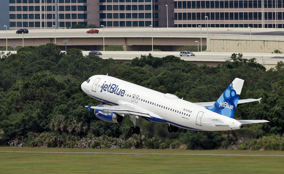  Hãng hàng không JetBlue của Mỹ thông báo cấm bay vĩnh viễn một hành khách vì không khai báo dù đang chờ kết quả xét nghiệm virus corona - Ảnh: AP
