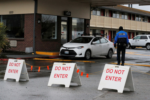 Nhân viên an ninh tuần tra bên ngoài một khu cách ly ở Kent, bang Washington, Mỹ ngày 13-3 - Ảnh: REUTERS