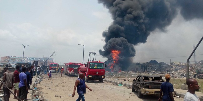 Khói lửa bốc lên từ hiện trường vụ nổ khí ga ở Lagos, Nigeria, ngày 15/3/2020. (Ảnh: THX/TTXVN)