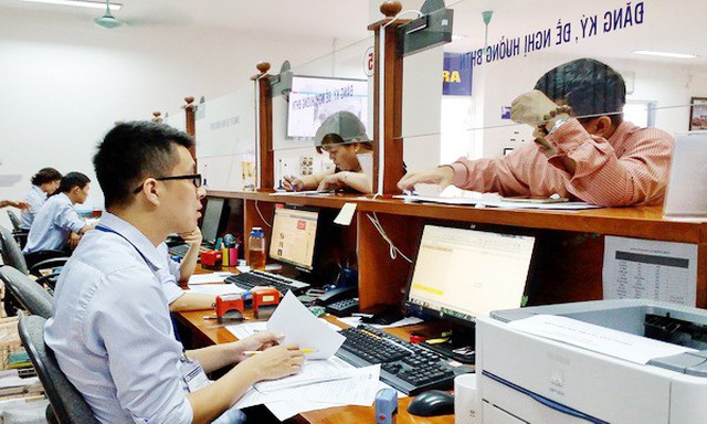 Người lao động đăng ký thủ tục bảo hiểm thất nghiệp tại Hà Nội (Ảnh: Hoàng Mạnh)
