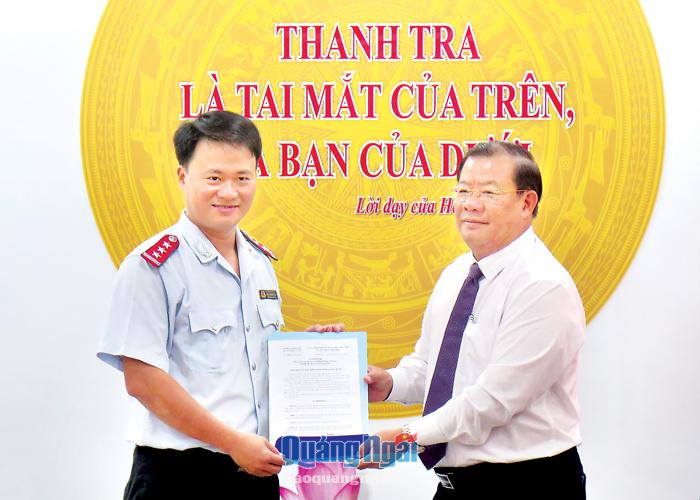 Phó Chủ tịch Thường trực UBND tỉnh Nguyễn Tăng Bính trao quyết định bổ nhiệm Chánh Thanh tra tỉnh cho đồng chí Trà Thanh Danh.  