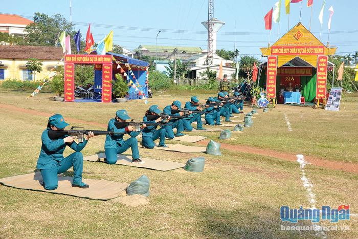 Lực lượng dân quân tự vệ huyện Mộ Đức huấn luyện bắn súng trên thao trường. 