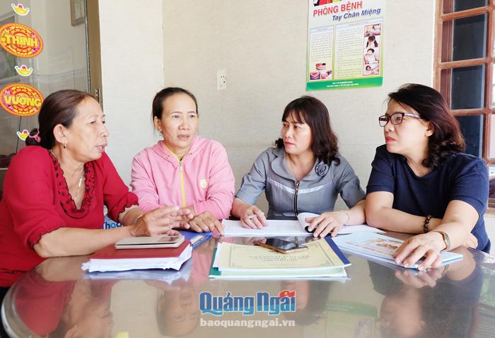 Bà Huỳnh Thị Thủy (thứ hai từ phải sang) thường xuyên kết hợp cùng với cộng tác viên theo dõi, cập nhật biến động dân số ở xã Đức Nhuận (Mộ Đức). 