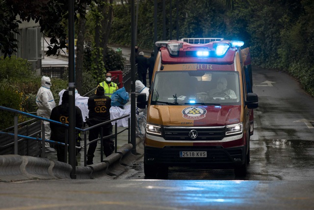 Nhân viên y tế Tây Ban Nha đưa bệnh nhân lên xe cứu thương ở Madrid hôm 16/3 (Ảnh: Getty)