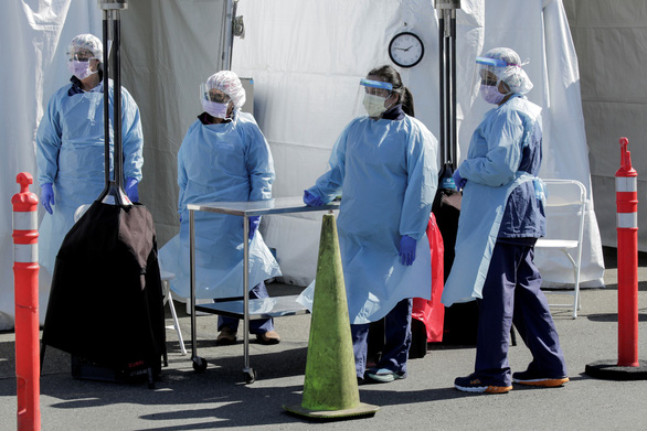  Y tá chờ đón bệnh nhân nhiễm virus corona chủng mới ở bãi đậu xe trung tâm y tế Northwest Outpatient, thuộc Đại học Washington ở Seattle, Mỹ ngày 18-3 - Ảnh: REUTERS