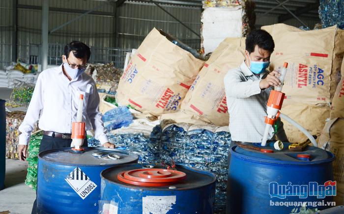 Cơ quan chức năng kiểm tra các thùng chứa axít sử dụng trong hoạt động sơ chế nhựa tại Công ty CP Than Thiên Ấn. 
