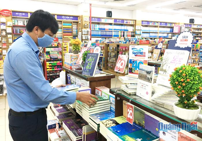Phụ huynh chọn mua sách tại Nhà sách FAHASA Quảng Ngãi.
