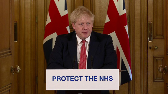 Thủ tướng Anh Boris Johnson trong cuộc họp báo đêm 20-3 - Ảnh: BBC