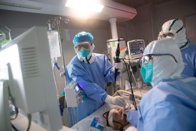 Nhân viên y tế ở Vũ Hán điều trị cho bệnh nhân (Ảnh: AFP)