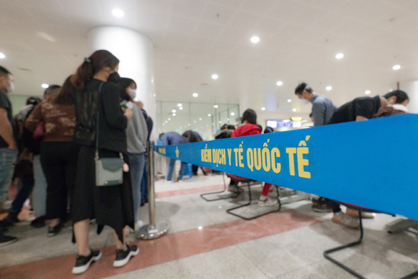 Hành khách nhập cảnh chờ lấy mẫu xét nghiệm COVID-19 tại sân bay quốc tế Nội Bài (ảnh chụp chiều 18-3) - Ảnh: NAM TRẦN