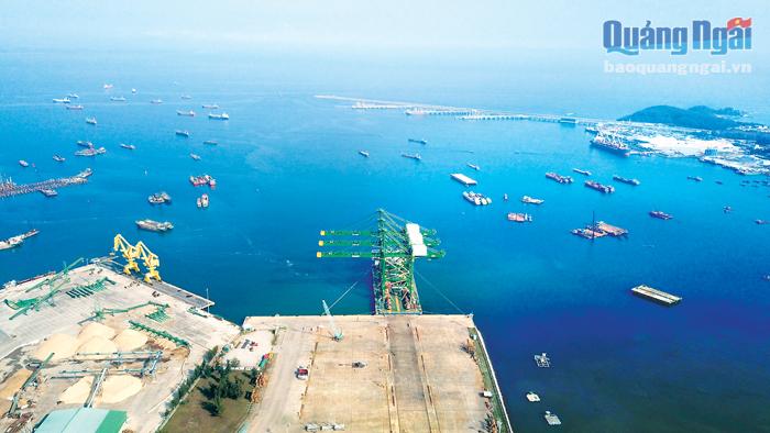 Hệ thống cảng nước sâu Dung Quất là lợi thế lớn để Quảng Ngãi phát triển công nghiệp và dịch vụ logistics.  ẢNH: MINH HOÀNG