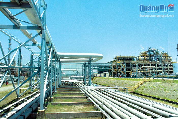 Nhà máy Lọc dầu Dung Quất, công trình tạo đột phá cho phát triển kinh tế Quảng Ngãi.                  Ảnh: P.Danh