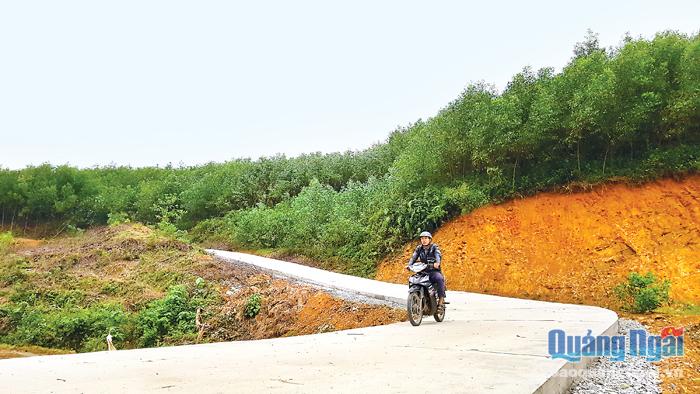 Nhiều tuyến đường của xã Thanh An (Minh Long) được bê tông, giúp người dân lưu thông và vận chuyển hàng hóa thuận lợi