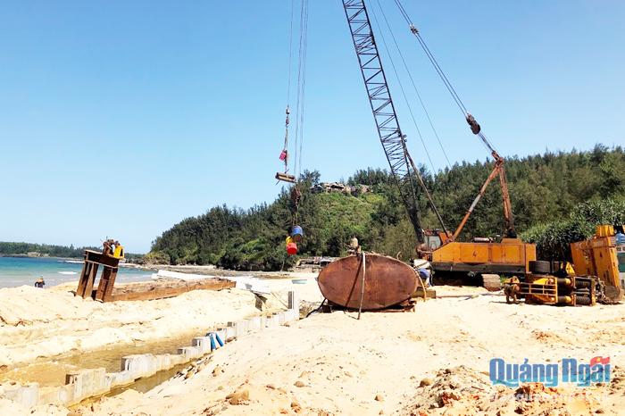 Công trình Kè chống sạt lở bờ biển thôn Lệ Thủy, xã Bình Trị (Bình Sơn) một trong 3 công trình khẩn cấp đang đẩy nhanh tiến độ thi công.     ẢNH: M.HOA