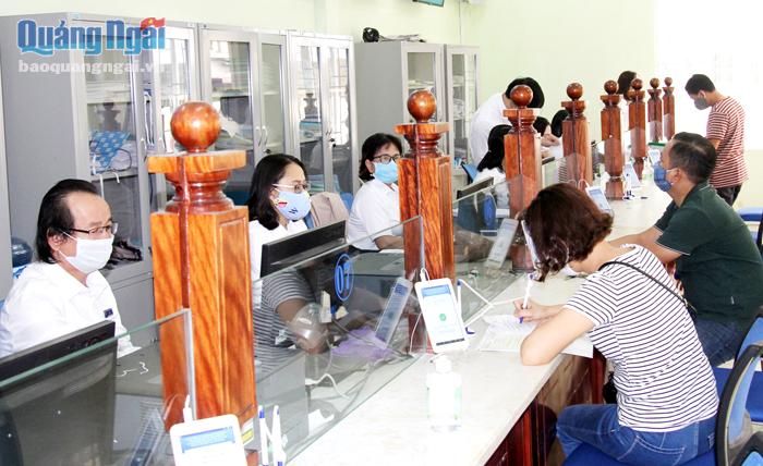 Người dân đến liên hệ giải quyết thủ tục hành chính tại Trung tâm HCC TP.Quảng Ngãi.