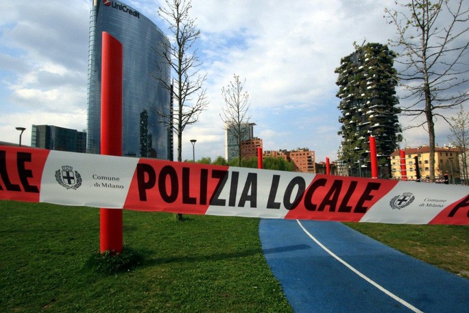 Công viên Porta Nuova ở Milan-Ý đóng cửa vì dịch Covid-19. Ảnh: EPA-EFE