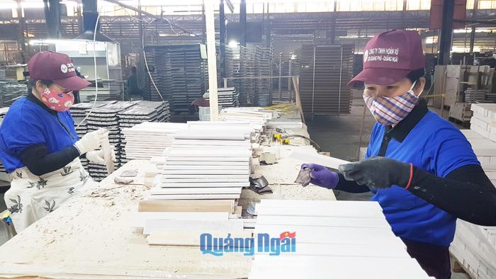 Doanh nghiệp chế biến gỗ Hoàn Vũ đang tập trung thực hiện các đơn hàng để xuất đi Châu Âu trước ngày 15.4.2020.