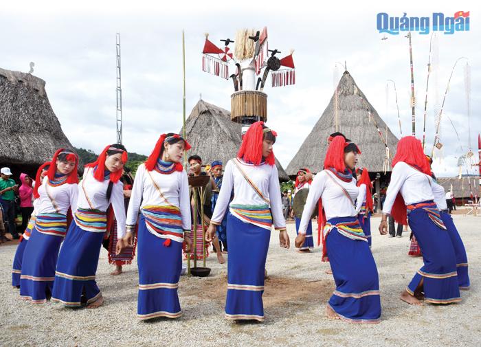 Điệu múa kà đáo của dân tộc Cor Trà Bồng (Quảng Ngãi) tại Lễ hội phục dựng cây nêu các dân tộc tại huyện Tây Giang (Quảng Nam). Ảnh: Tấn Vịnh
