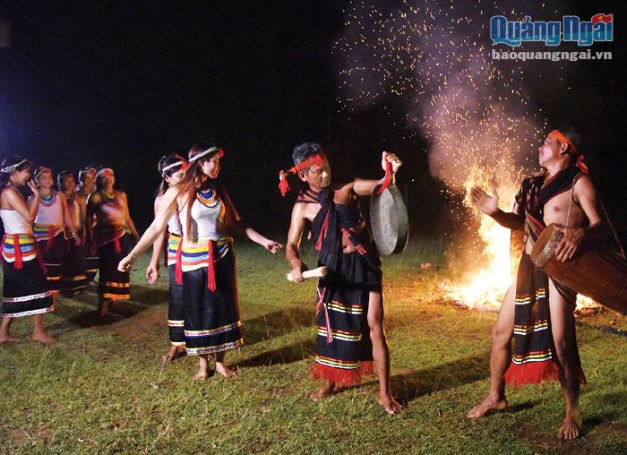 Điệu múa cà đáo và diễn tấu chiêng đôi trong đêm hội ở xã Trà Kót, Bắc Trà My (Quảng Nam). 