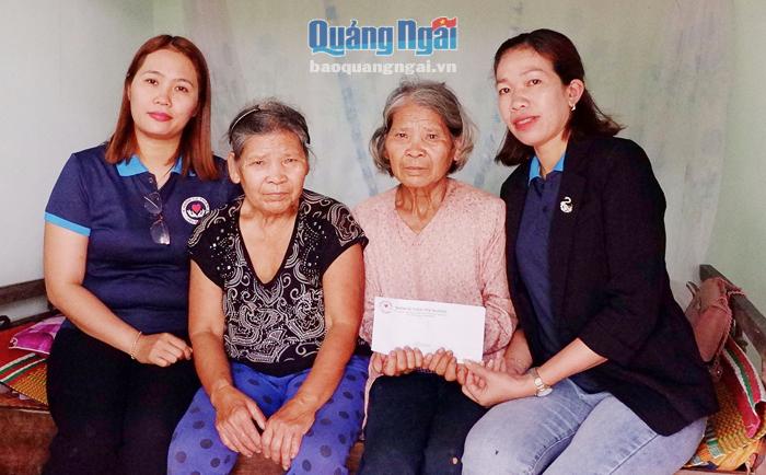 Cụ Nguyễn Thị Chữ, ở xã Bình Nguyên (Bình Sơn) được nhóm Từ thiện yêu thương nhận đỡ đầu hằng tháng.