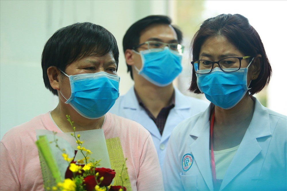   Trước đó, ngày 12.2, ông Li Ding (bên trái ảnh) xuất viện tại Bệnh viện Chợ Rẫy sau thời gian điều trị SARS-CoV-2 . Ảnh: Hà Phương