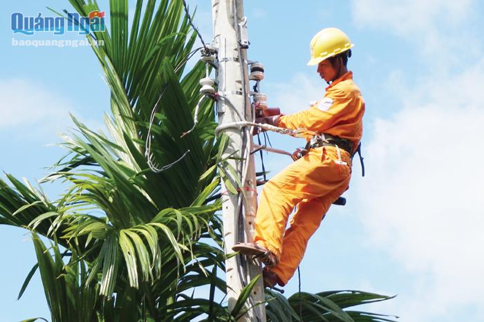 Nhân viên Công ty Điện lực Quảng Ngãi bảo trì, bảo dưỡng lưới điện ở huyện Sơn Hà. 