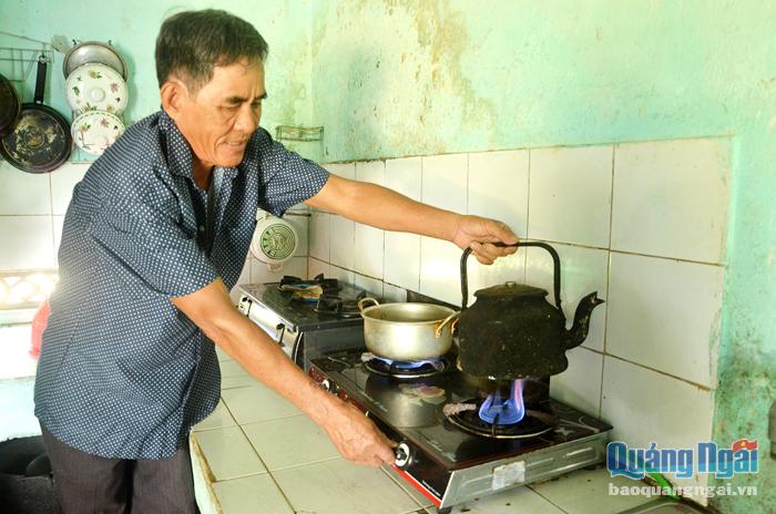 Người dân huyện Minh Long được hỗ trợ xây hầm biogas nhằm xử lý chất thải chăn nuôi và cung cấp khí đốt trong sinh hoạt. 