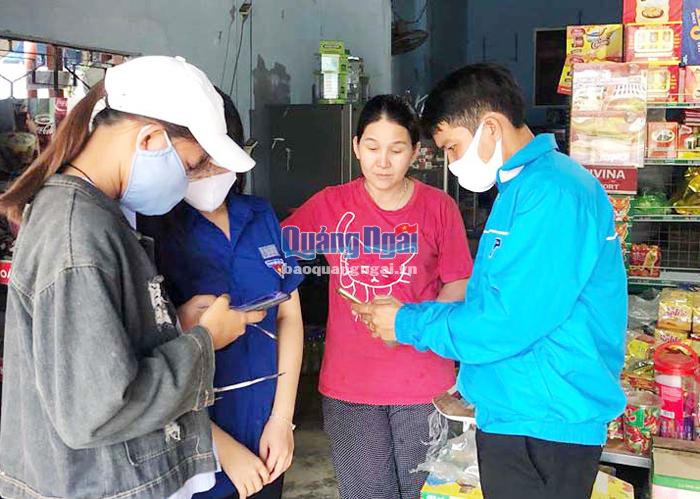 Thanh niên hướng dẫn người dân thực hiện việc khai báo y tế trên thiết bị di động.