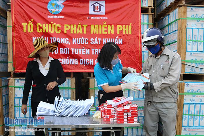 Phó Chủ tịch Hội LHPN Nguyễn Thị Việt Hiển trao khẩu trang, xà phòng và tờ rơi cho công nhân lao động