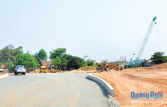 Công tác thi công phần đầu cầu phía bắc thuộc xã Tịnh Khê (TP.Quảng Ngãi) bị gián đoạn do vướng mặt bằng.