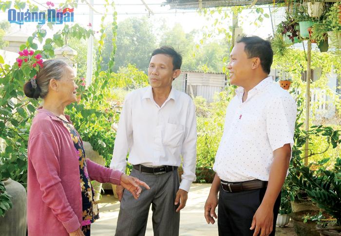 Bí thư Đảng ủy xã Bình Trị (Bình Sơn) Phan Văn Đông (bên phải) xuống cơ sở nắm tình hình trong nhân dân.