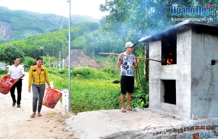 Người dân thôn Gò Tranh, xã Long Sơn (Minh Long) xử lý rác thải tại lò đốt rác của địa phương.