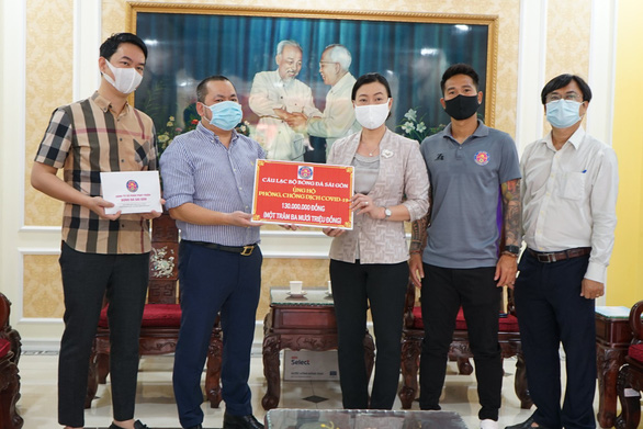 Đại diện CLB Sài Gòn trao tặng bảng danh vị cho đại diện Ủy ban Mặt trận tổ quốc Việt Nam TP.HCM - Ảnh: CLB Sài Gòn.