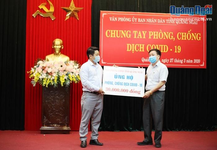 Văn phòng UBND tỉnh Nguyễn Minh Đạo đã trao 30 triệu đồng cho Ủy ban MTTQ Việt Nam tỉnh