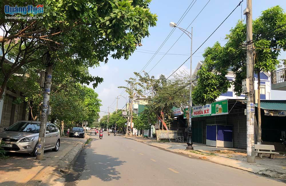 Đường Nguyễn Tự Tân là tuyến đường tập turng khá nhiều quán ăn sáng, tuy nhiên tuyến đường này cũng trở nên vắng vẻ vì mọi người ở nhà ít ra đường 