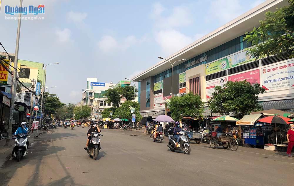 Chợ Quảng Ngãi đã hết cảnh chen lấn mua hàng hóa như chiều ngày 31.3.