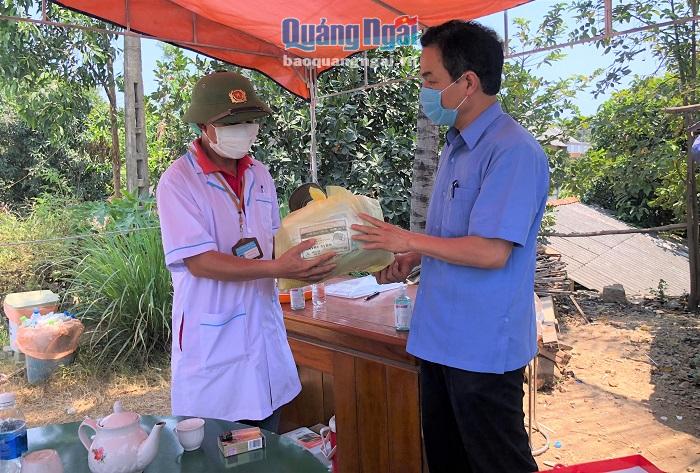 Dịp này, đồng chí Đặng Ngọc Dũng đã trao tặng khẩu trang y tế, nước rửa tay khô và mũ bảo hộ cho lực lượng y tế làm nhiệm vụ tại các chốt chặn