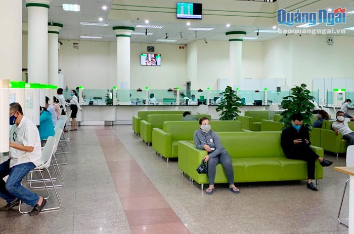 Khách hàng đến giao dịch tại Vietcombank Quảng Ngãi được hướng dẫn giữ khoảng cách, tránh tiếp xúc gần