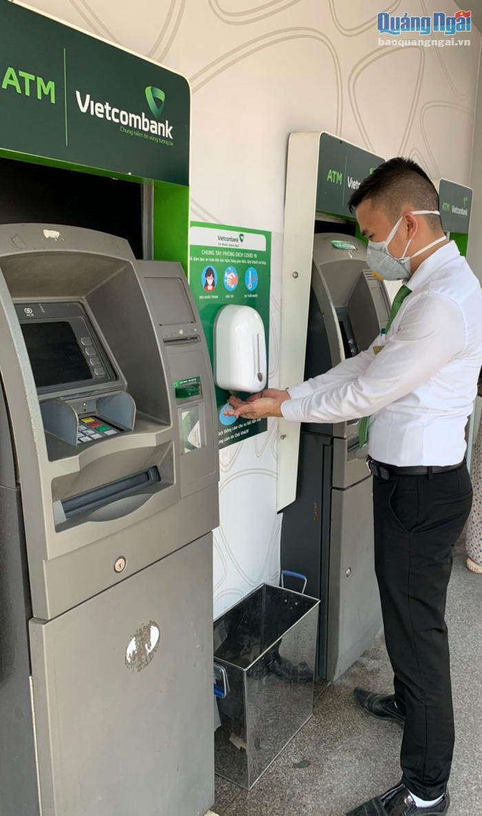 Vietcombank Quảng Ngãi đã lắp đặt máy rửa tay sát khuẩn tự động tại các trụ ATM đặt tại hội sở chính và các phòng giao dịch trên địa bàn tỉnh. 