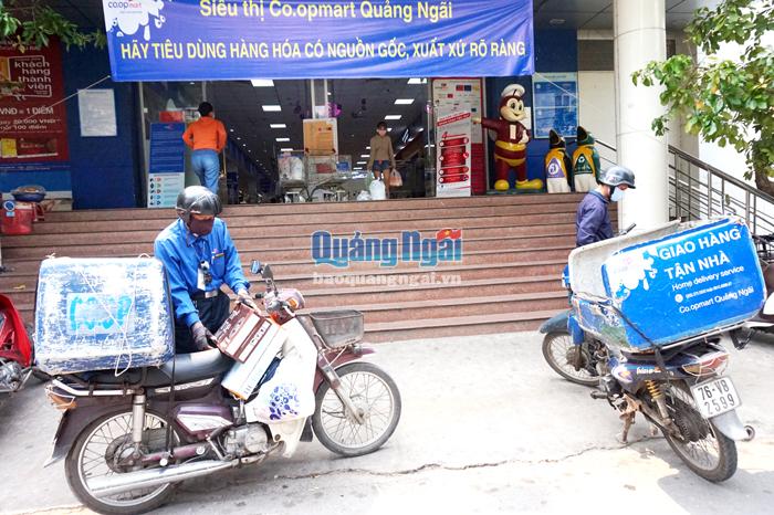 Nhân viên Siêu thị Co.op Mart Quảng Ngãi giao hàng tận nhà cho người mua.