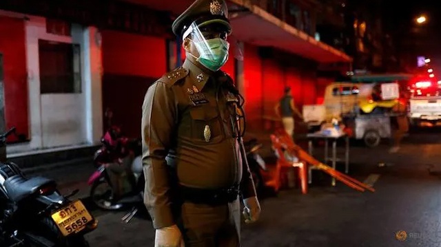 Một cảnh sát Thái Lan làm nhiệm vụ trên đường phố Bangkok (Ảnh: Reuters)
