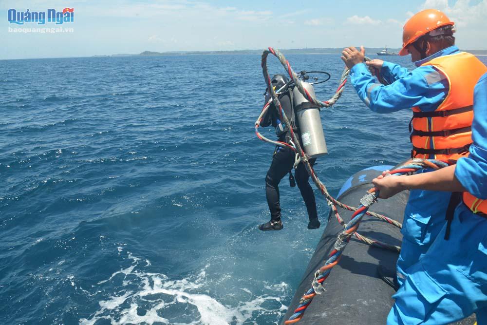 Thợ lặn bảo dưỡng phao Rót dầu không bến một điểm neo (SPM)