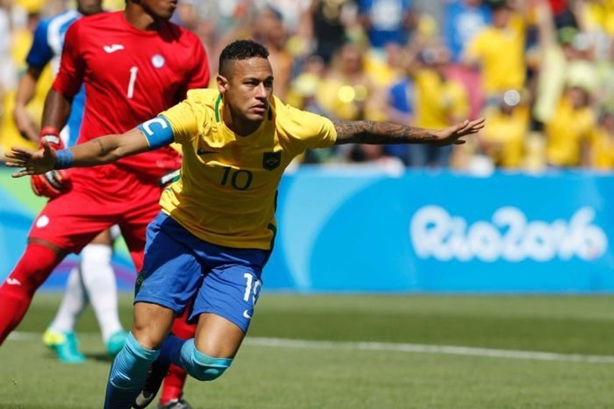 Neymar cùng đội Olympic Brazil giành HCV môn bóng đá nam tại Olympic 2016 trên sân nhà. Ảnh: AP.