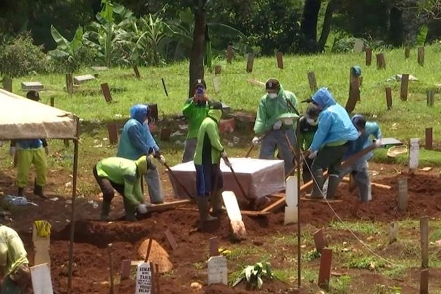 Một nhóm người chôn cất nạn nhân tử vong vì COVID-19 ở Jakarta, Indonesia hôm 1.4. Ảnh: AP.